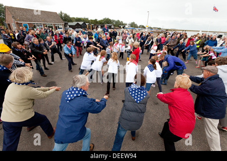 Menschen tanzen im Freien in einem lokalen Suffolk Dorf fair, Orford, Suffolk UK Stockfoto