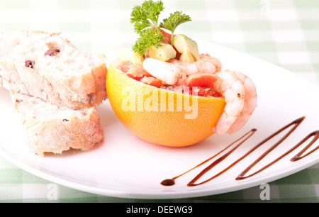 Garnelen und Grapefruit Salate serviert auf weißen quadratischen Platte Stockfoto