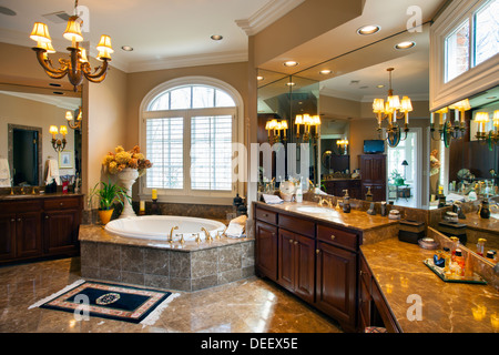 Geräumiges Badezimmer im Luxus-Haus in Nashville Tennessee, USA Stockfoto