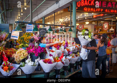 Blumen zum Verkauf am Pike Place Market in Seattle, Washington, USA Stockfoto