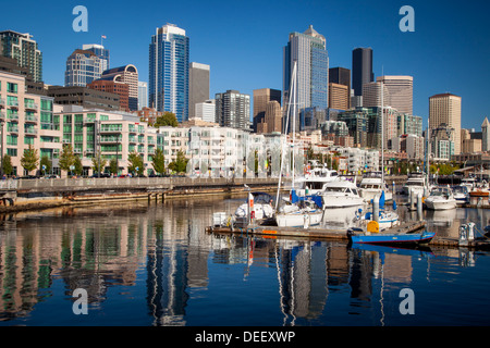 Gebäude der Innenstadt von Seattle ragen Bell Harbor Marina auf dem Puget Sound, Seattle, Washington, USA Stockfoto