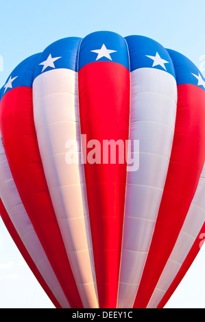 Amerikanische Flagge Heißluftballon ausziehen auf dem Geist der Boise Ballonfestival, Stadt von Boise, Idaho Stockfoto