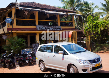 Fahrzeuge, die vor einem Restaurant Infantaria Restaurant und Bar Calangute Baga Road Calangute Bardez North Goa Goa Indien geparkt Stockfoto
