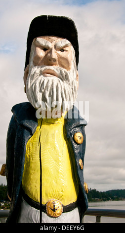 Geschnitzte Holzfigur eines bärtigen knuspriges Matrosen mit Blick auf den Puget Sound auf Haus-Deck. Olympia, Washington Stockfoto