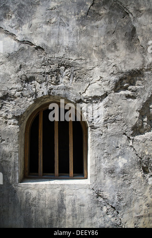 Bogen Gitterfenster Steinmauer Stockfoto