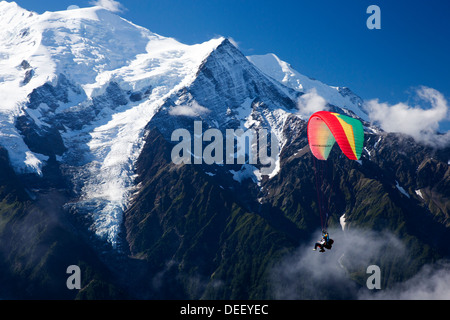 Gleitschirm mit dem Mont-Blanc-Massiv im Hintergrund Stockfoto