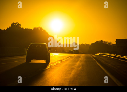 Auto mit Sonne auf Autobahn Stockfoto