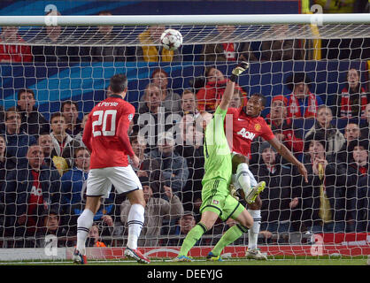 Manchester, UK. 17. September 2013. Manchesters Wayne Rooney (nicht im Bild) erzielt die 1: 0-Führung gegen Leverkusens Torwart Bernd Leno (C) während der UEFA Champions League-Gruppe A Fussball Match zwischen Manchester United und Bayer 04 Leverkusen im Stadion Old Trafford in Manchester, England, 17. September 2013. Manchesters Antonio Valencia (R) und Robin van Persie blicken auf. Foto: Federico Gambarini/Dpa/Alamy Live News Stockfoto