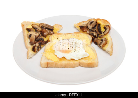 Pilzen und pochiertem Ei auf Toast auf einem Teller isoliert gegen weiß Stockfoto