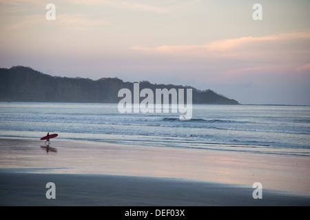 Surfer in Costa Rica Sie sich für einen Sonnenuntergang Surfen Stockfoto