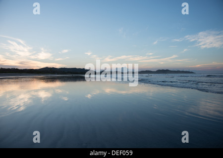 Der Himmel spiegelt sich auf den leeren Strand von Nosara in Costa Rica Stockfoto