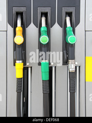 Gelbe und grüne Pumpenstutzen an der Tankstelle Stockfoto