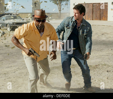 2 Waffen 2013 Universal Pictures Film mit Denzel Washington auf der linken Seite als Bobby und Mark Wahlberg als Stig Stockfoto