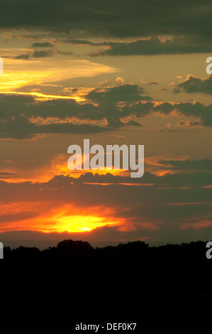 Dramatische Wolken bei Sonnenuntergang über der Stadt von Boise. Boise, Idaho. Stockfoto