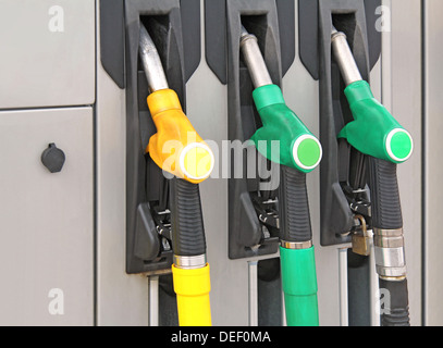 Gelbe und grüne Pumpenstutzen an der Tankstelle Stockfoto