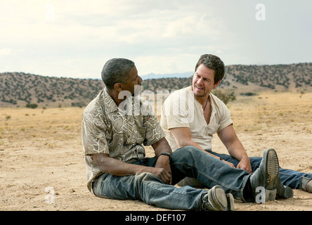 2 Waffen 2013 Universal Pictures Film mit Denzel Washington auf der linken Seite und Mark Wahlberg Stockfoto