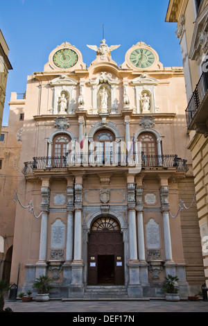 Twin Uhrturm, Palazzo Senatorio in Trapani in der Provinz Trapani, Sizilien. Stockfoto