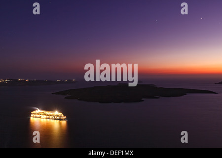 Ein Schiff machen eine Kreuzfahrt in Santorini, Griechenland Stockfoto