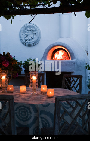 Brennende Kerzen auf Terrassentisch Landsitzes Stockfoto