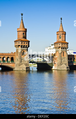 Oberbaumbruecke (Brücke) in Berlin, Deutschland, an einem schönen sonnigen Tag Stockfoto