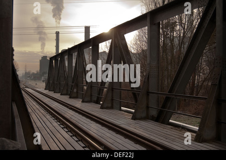 Sonnenaufgang hinter der Eisenbahnbrücke in Österreich Stockfoto