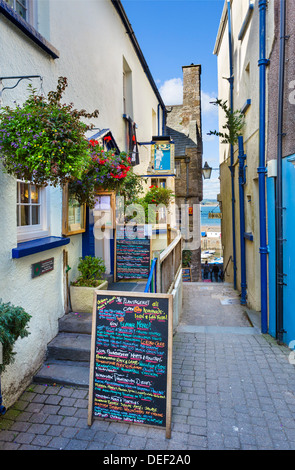 Das Haus Plantagenet Restaurant am Kai Hill auf der Suche nach unten in Richtung Hafen, Tenby Stadtzentrum, Pembrokeshire, Wales, UK Stockfoto