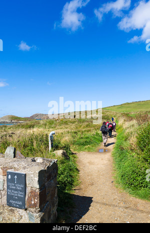 Wanderer auf der Pembrokeshire Coast Path Whitesands Beach in der Nähe von St Davids, Pembrokeshire, Wales, UK Stockfoto