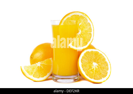 frisch gepresster Orangensaft und Orangen isoliert auf weißem Hintergrund Stockfoto