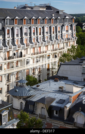 Das Zink und Schiefer Dach der Ambassador Villa mit dem Parks Palast im Hintergrund (Vichy - Frankreich). Stockfoto