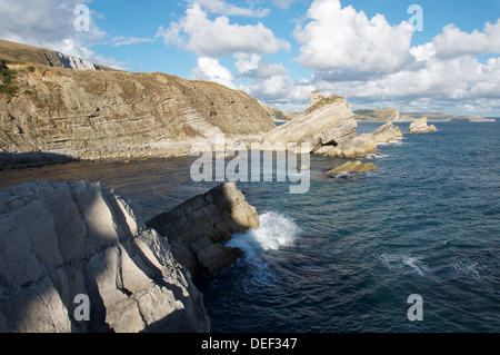 Die steilen Felswände des Dorset Jurassic Coast übersehen Mupe Bay, Mupe Felsen und Speck Loch mit seinem verlassenen steinigen Strand. England, United Kingdom. Stockfoto