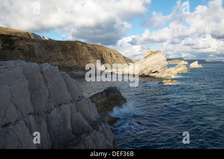 Die steilen Felswände des Dorset Jurassic Coast übersehen Mupe Bay, Mupe Felsen und Speck Loch mit seinem verlassenen steinigen Strand. England, United Kingdom. Stockfoto