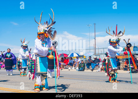 Indianer mit Tracht beteiligt sich bei der 92 jährlichen Inter-tribal feierlichen parade Stockfoto