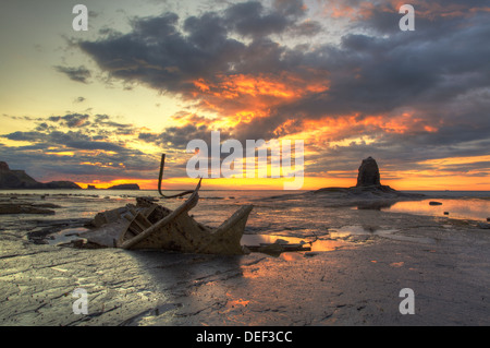 Eine feurige Himmel Einstellung über den Admiral und schwarz Nab gegen Bay südlich von Whitby an der Küste von Yorkshire. Stockfoto