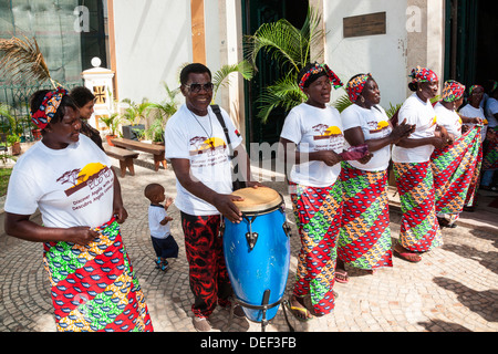 Afrika, Angola, Luanda. Musiker, Trommeln und singen außerhalb der Kirche unserer lieben Frau der Heilmittel. Stockfoto