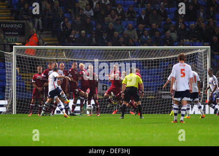 Bolton, UK. 17. September 2013. Chris Eagles of Bolton Wanderers schießt auf das Tor während der Meisterschaftsspiel zwischen Bolton Wanderers und Derby County aus dem Reebok Stadium. Bildnachweis: Action Plus Sport Bilder/Alamy Live News Stockfoto