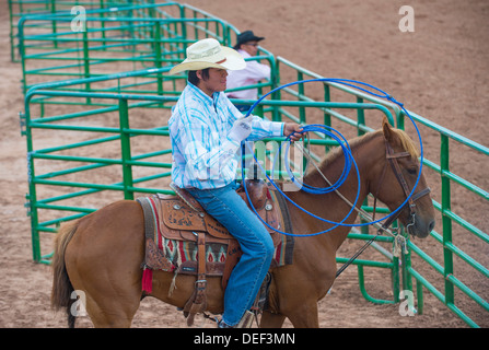 Cowboy ist beim 92. jährliche Indian Rodeo in Gallup, NM Stockfoto
