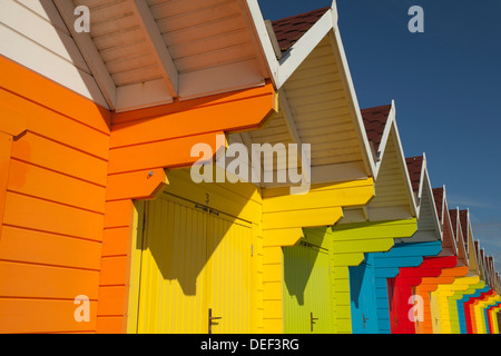 Bunte Strandhäuschen auf North Bay, Scarborough Stockfoto