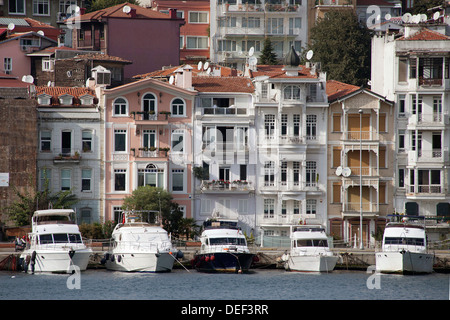 High-End-Häuser und Villen entlang des Bosporus in Istanbul, Türkei. Stockfoto