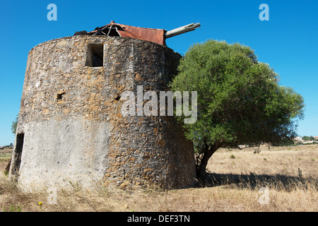 Einer alten verlassenen Windmühle in Portugal Stockfoto