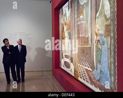 Jerusalem, Israel. 17. September 2013. Italienischen Botschafter in Israel, FRANCESCO MARIA TALO(L) und Direktor des Israel Museums, JAMES SNYDER (R), italienische Sandro Botticelli 1481 "Mariä Verkündigung" im Israel Museum zu bewundern. Jerusalem, Israel. 17. September 2013.  Italienische Sandro Botticelli 1481 "die Verkündigung", gemalt, wie ein Fresko im Krankenhaus von San Martino della Scalla in Florenz, jetzt auf Leinwand von 243 x 553 cm, verliehen durch die Uffizien aufgezogen im Israel Museum enthüllt wird. © Nir Alon/Alamy Live-Nachrichten Stockfoto