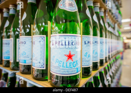 San Pellegrino Marke in Flaschen Wasser aus Italien ist in einem Supermarkt in New York gesehen. Stockfoto