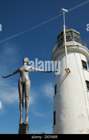 Tauchen Belle Skulptur durch den Leuchtturm am Hafen von Scarborough South Bay Stockfoto