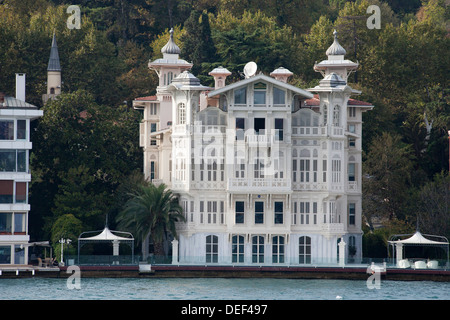 High-End-Häuser und Villen entlang des Bosporus in Istanbul, Türkei. Stockfoto