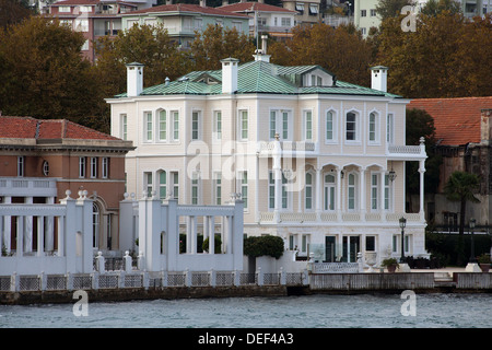 High-End-Häuser und Villen entlang des Bosporus in Istanbul, Türkei. Stockfoto