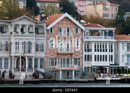 High-End-Häuser und Villen entlang des Bosporus in Istanbul, Türkei. Stockfoto