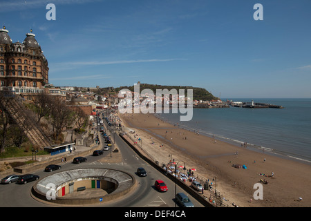 Blick auf Scarborough Südstrand an einem sonnigen Sommertag. Stockfoto