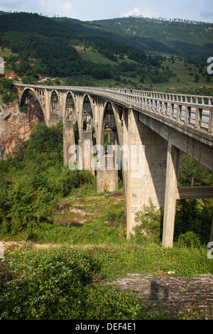 Berühmte Brücke über den Fluss Tara Stockfoto