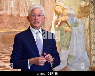 Jerusalem, Israel. 17. September 2013. Direktor des Israel Museums, JAMES SNYDER präsentiert italienische Sandro Botticelli 1481 "Mariä Verkündigung". Jerusalem, Israel. 17. September 2013.  Italienische Sandro Botticelli 1481 "die Verkündigung", gemalt, wie ein Fresko im Krankenhaus von San Martino della Scalla in Florenz, jetzt auf Leinwand von 243 x 553 cm, verliehen durch die Uffizien aufgezogen im Israel Museum enthüllt wird. © Nir Alon/Alamy Live-Nachrichten Stockfoto