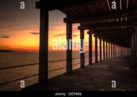 Unter Whitby Pier West, North Yorkshire, Sonnenuntergang Stockfoto