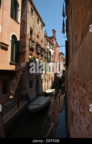 Private Boote vertäut in einem Wohngebiet von Venedig, Italien Stockfoto